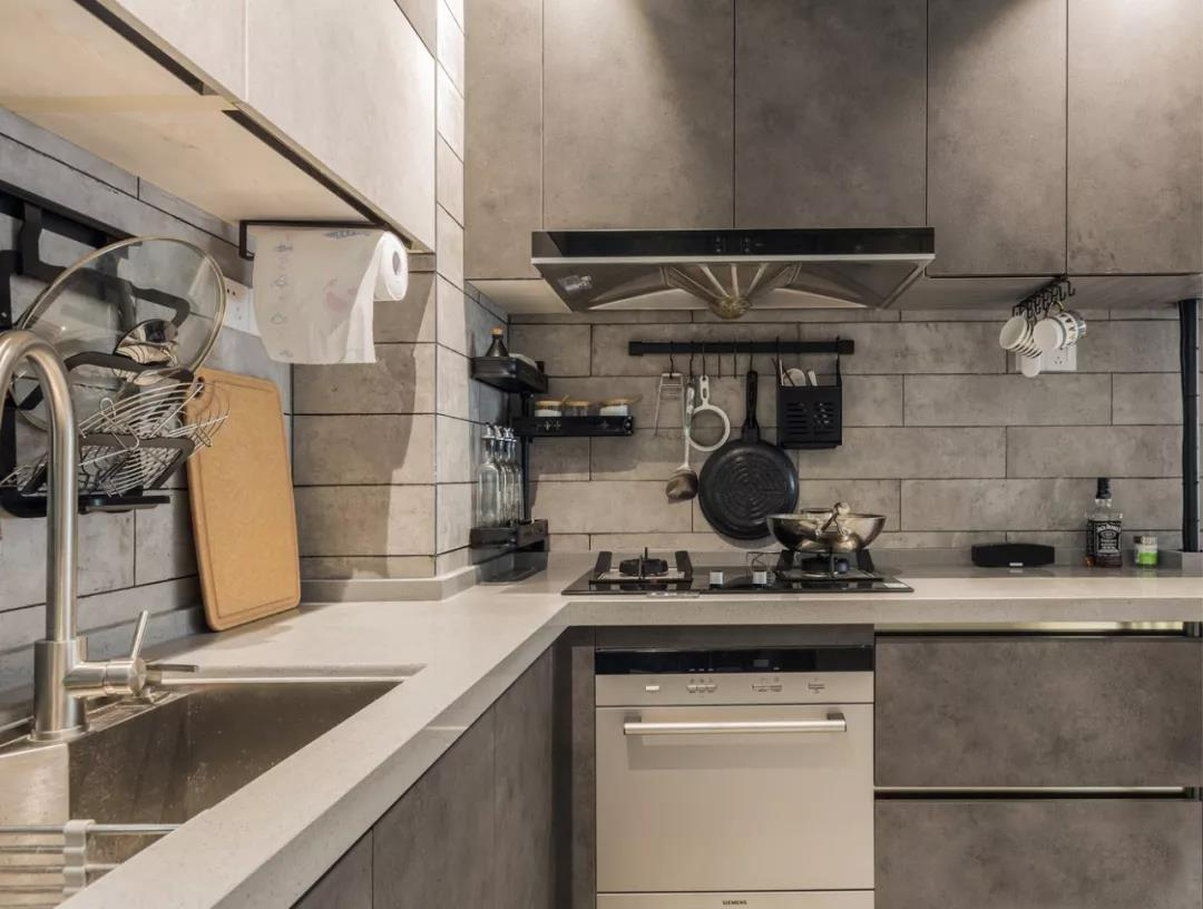 橱柜台面用钢化玻璃材质好吗,不锈钢橱柜台面材质多厚比较好