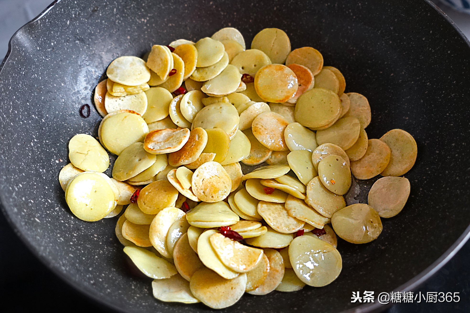 绿豆饼怎么炒不粘锅又好吃,绿豆饼搭配什么炒好吃