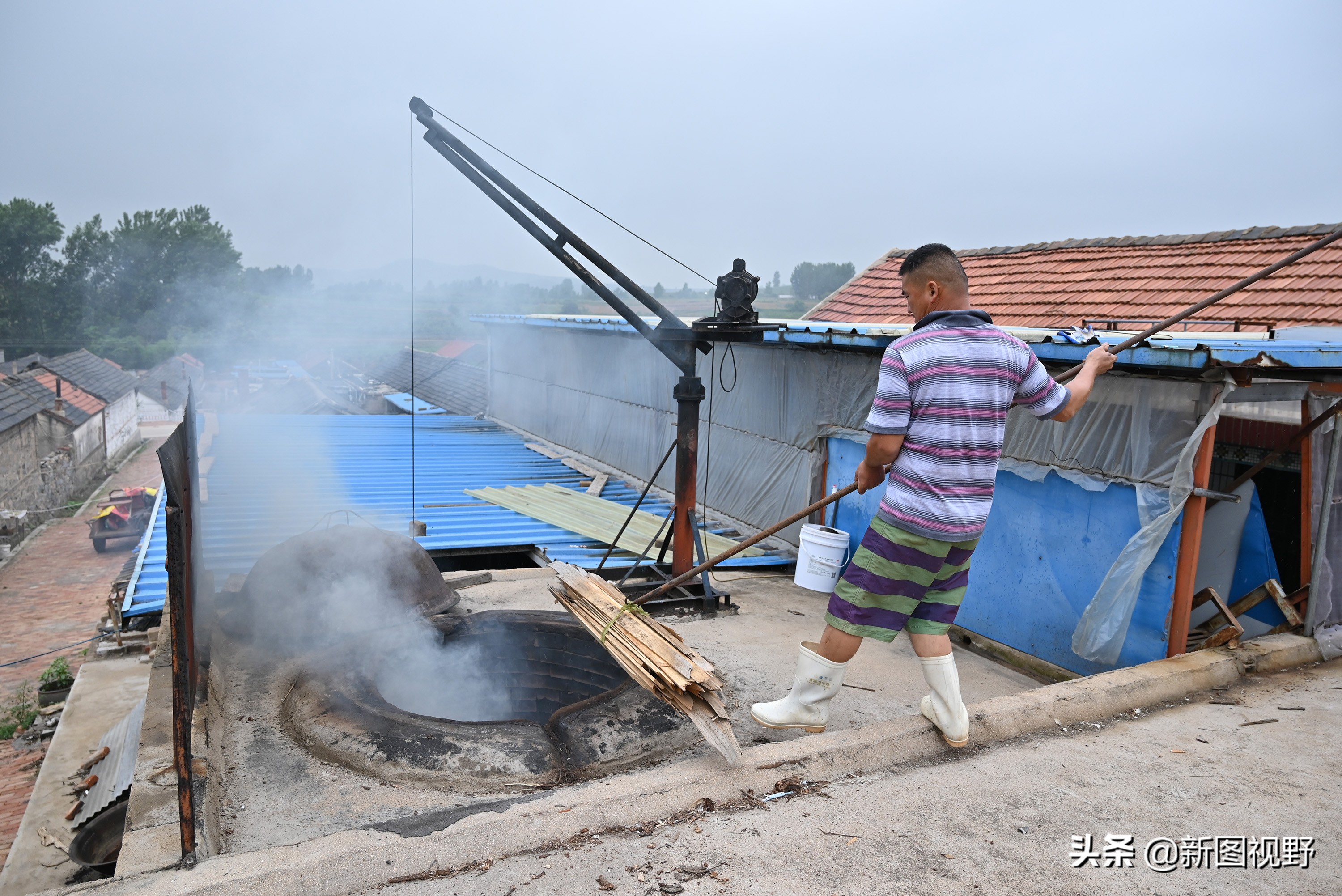 猪价下跌，夫妻“烤全猪”停烤2年后开烤，200斤烤肉出炉就卖光