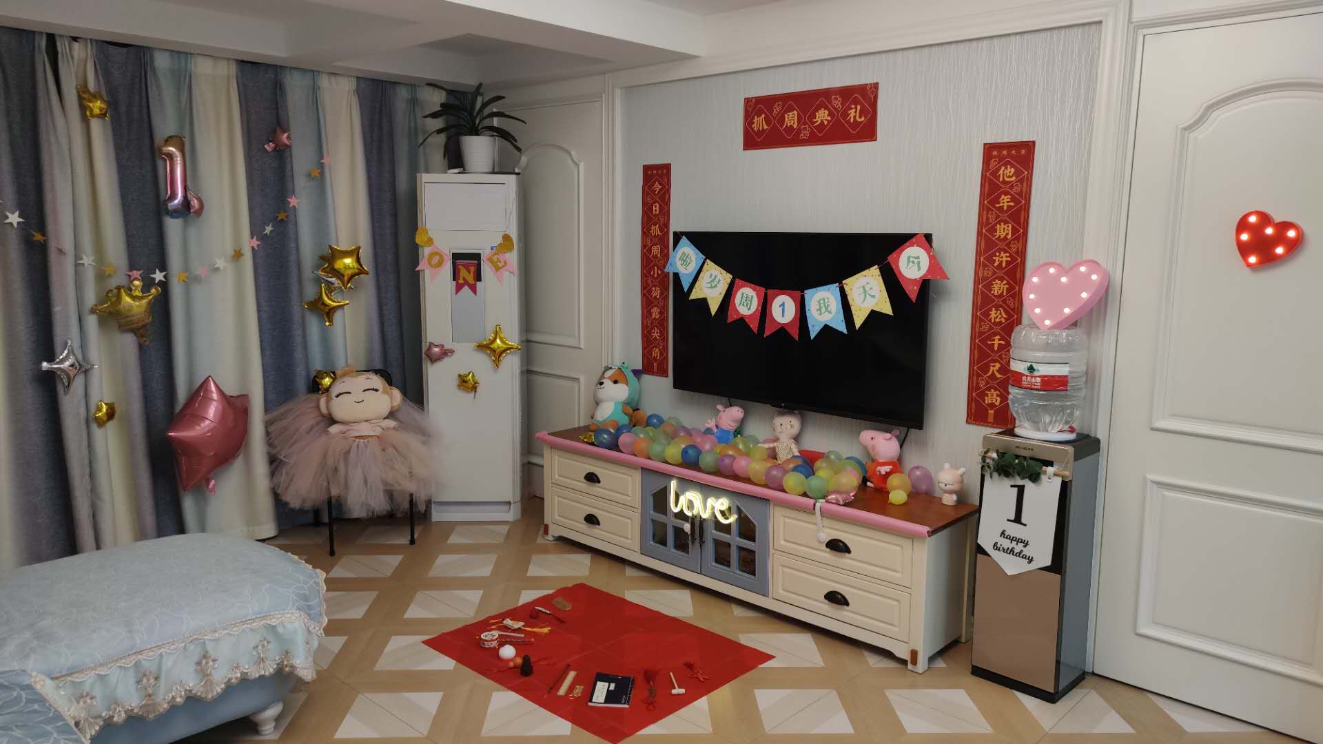 宝宝抓周要穿抓周服吗,宝宝抓周抓到什么说什么