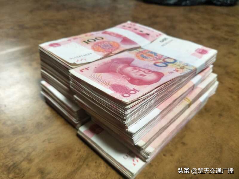 的哥深夜捡4000多元现金寻失主,的哥捡到15万元现金主动报警归还