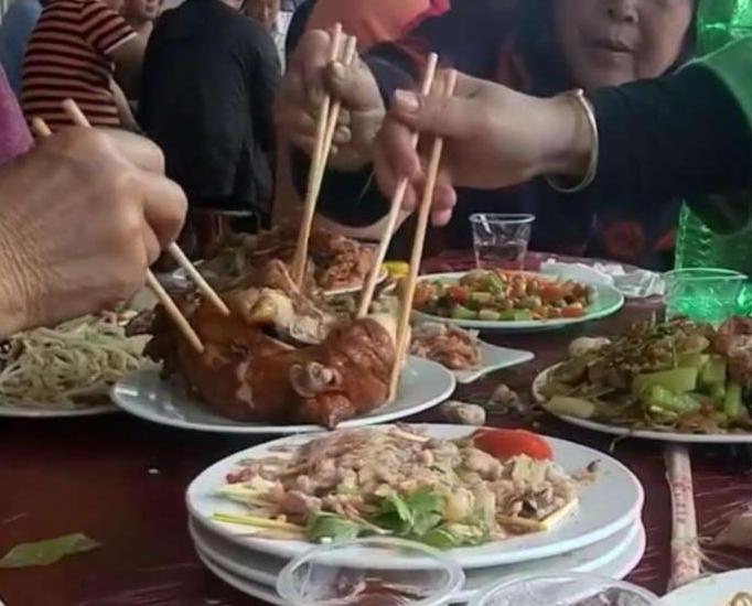参加婚礼宴席，心急妈妈帮孩子抢肉，同桌宾客：养废孩子很简单