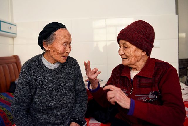 为何老人身上会有一股味？建议：50岁后远离2个习惯，老了或没味