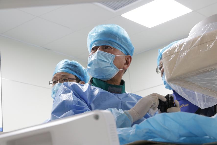 54岁老人胆囊结石,小伙胆囊结石108颗