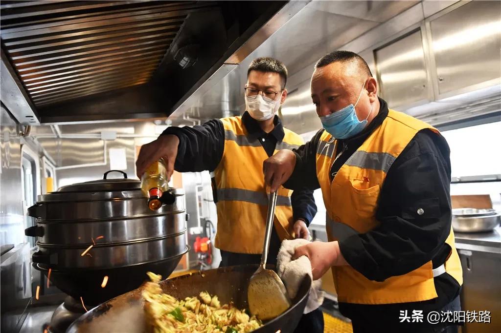 这是一列只有“纯爷们儿”的火车