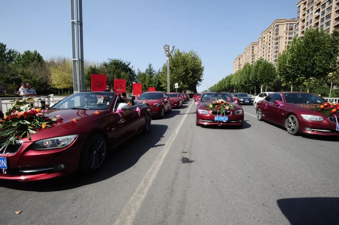 三胞胎结婚新郎认错,三胞胎同时出嫁