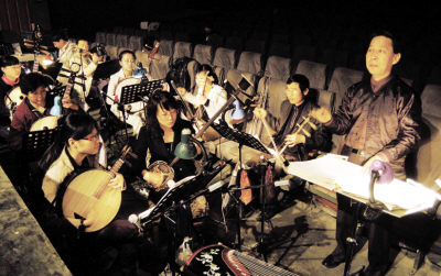 京剧里的乐器有哪些,常用于京剧伴奏的中国拉弦乐器是