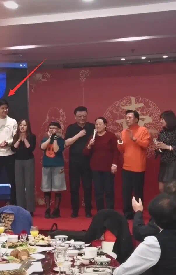 高龄生子、嫁神秘富商、退休成网红，“童年回忆”们变样了吗？