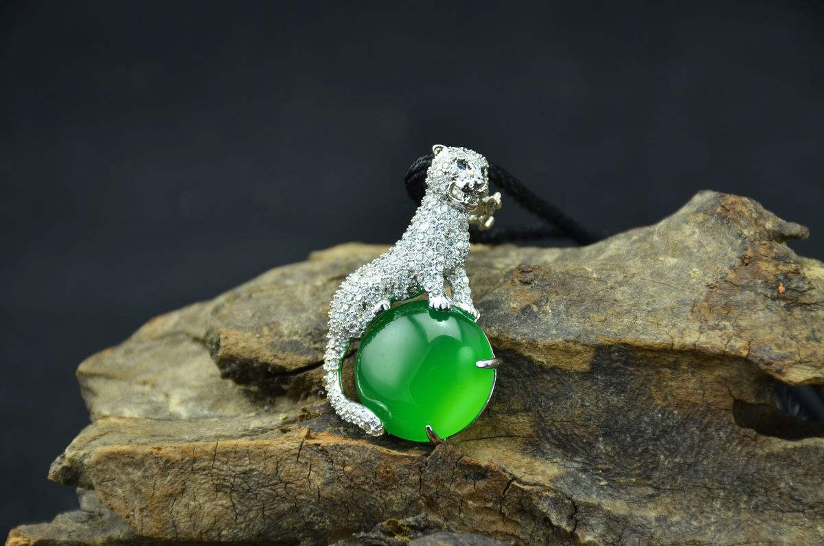 玉髓是水晶一类吗,玉髓是翡翠的一种么