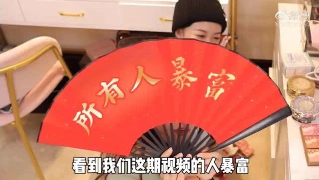 24岁网红就这么有钱？22万包包随便买，家里有个“LV专柜”！