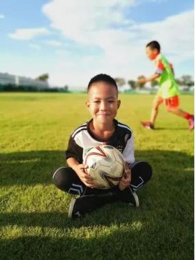 8岁小孩足球青训外国训练视频,足球萌娃小将