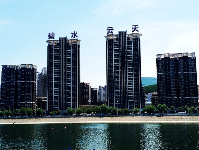 21年前本溪驻军无偿修建了一条太子河大坝如今变成一条滨河景观道