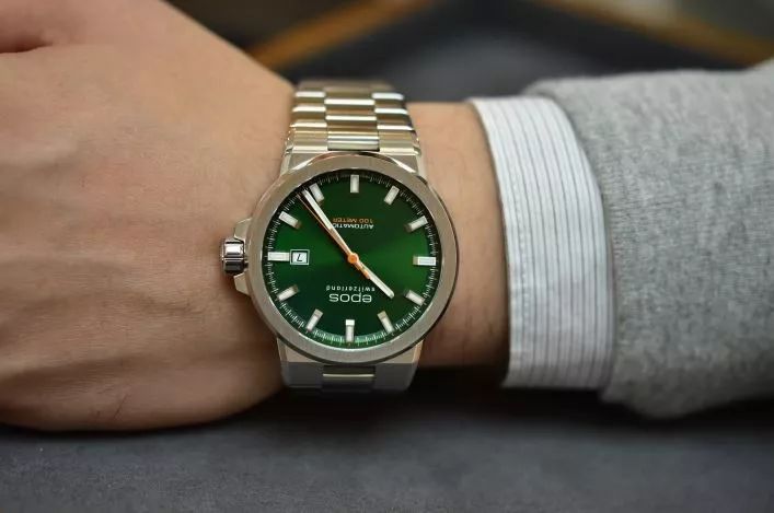 劳力士手表为什么叫绿水鬼手表,劳力士绿水鬼是黑表盘还是绿表盘