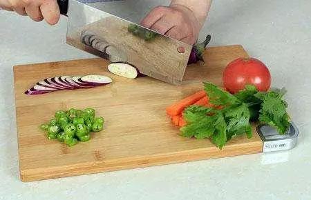 厨房卫生很重要,看看菜板是否有霉菌,赶紧清洗干净