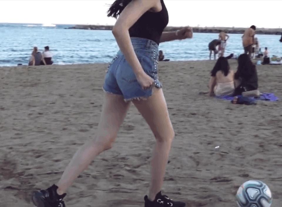 张天爱回旋踢视频,张天爱踢足球视频