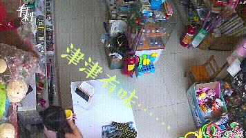 所有人注意咯，年末沙雕新闻来喽！小狗尿尿屁股冻在了地上...