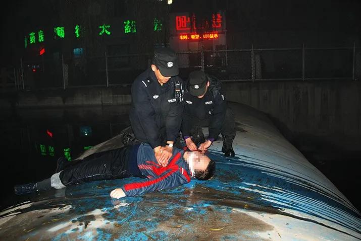 巡特警支队学雷锋工作总结,特警开展学雷锋活动简报