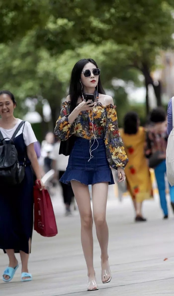 胶带把脚底板粘住,往脚底板上粘上胶带