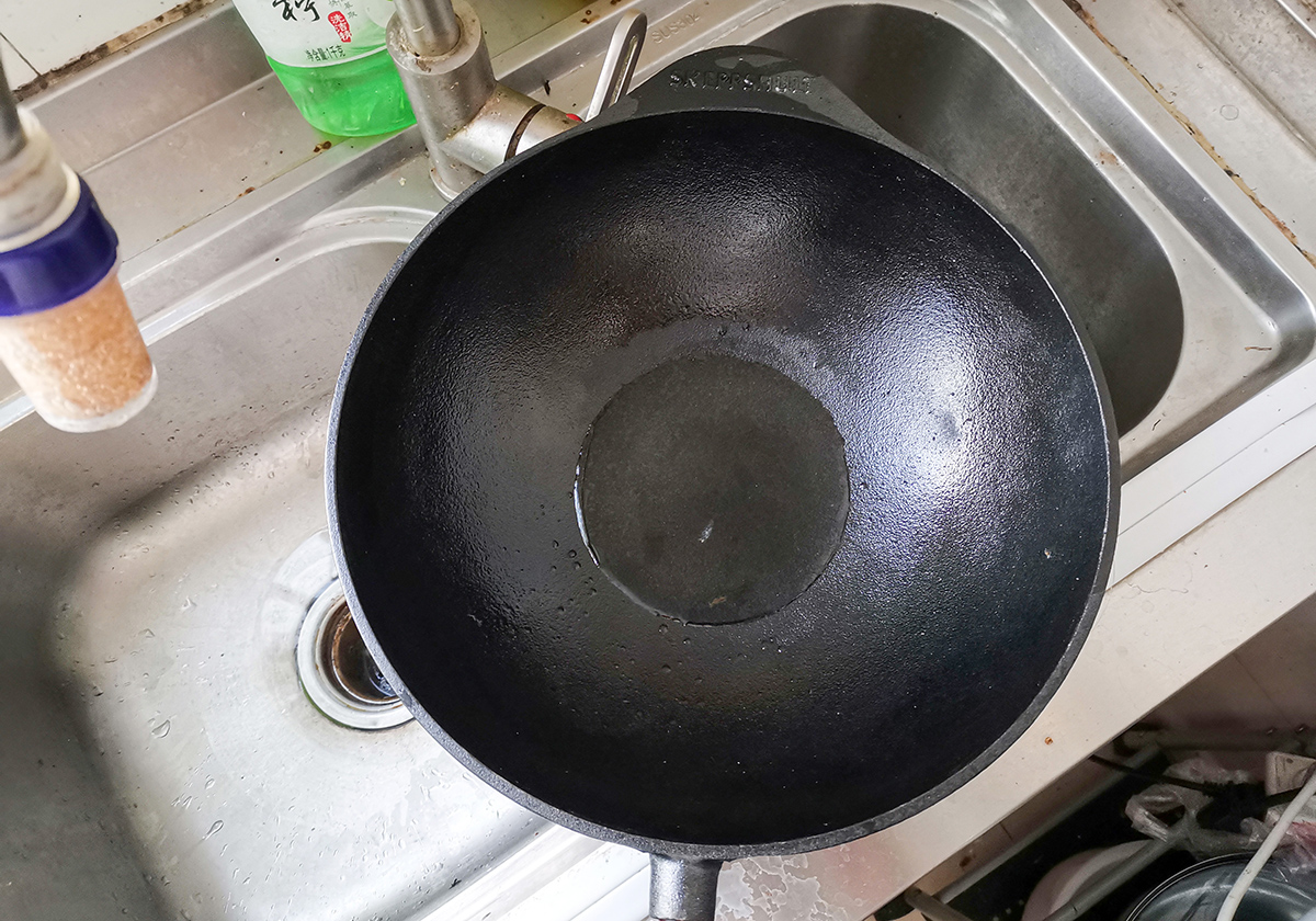 瑞典造的千元铁锅，重4.2公斤，百年核桃木握把，管用一辈子