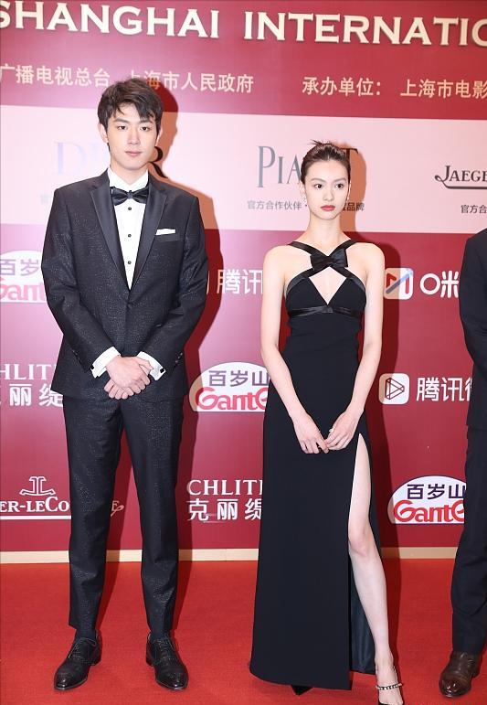 赵涛和周冬雨颁奖,赵涛周冬雨颁奖