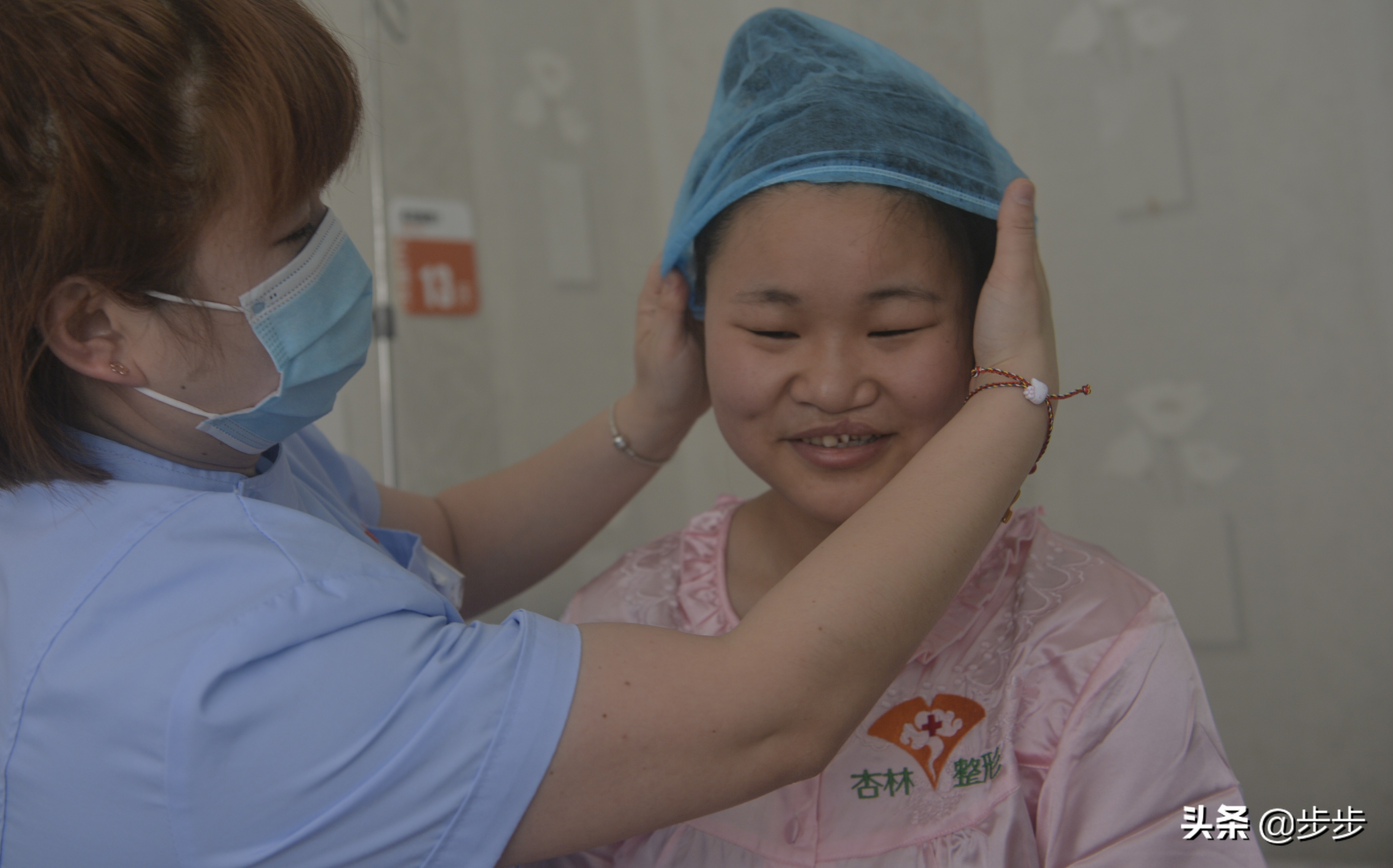 女孩因太丑出生被抛弃如今18岁“美”梦成真：用手术“改脸转运”