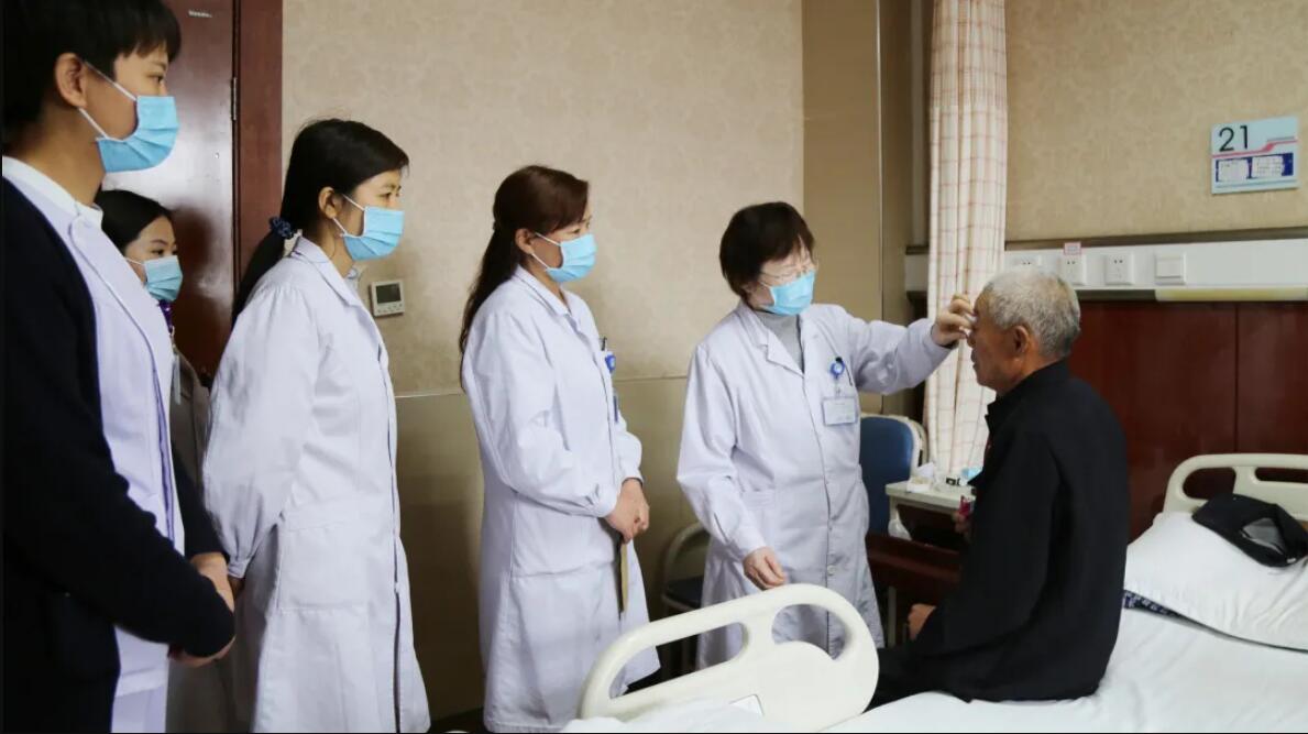 先天眼疾一家三口,一家人患眼疾