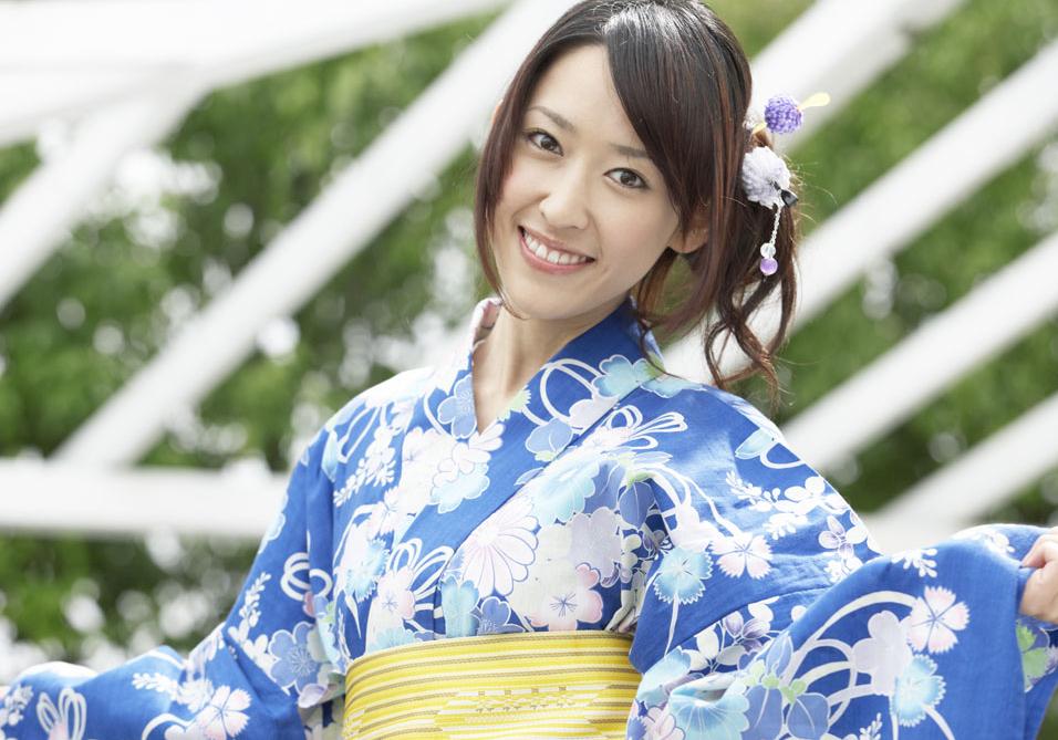 日本女性穿和服背后的枕头,日本和服背后的枕头是为了什么