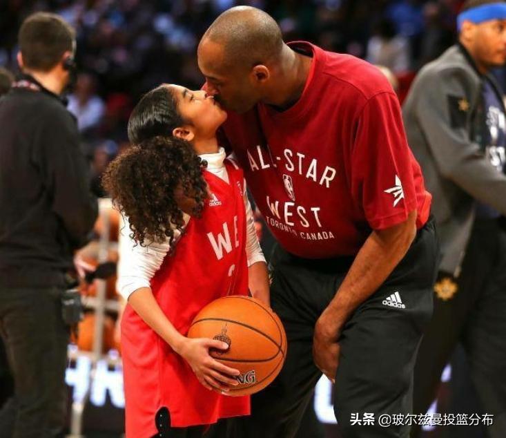 全世界球迷怎么悼念科比的,科比纪录片缅怀科比