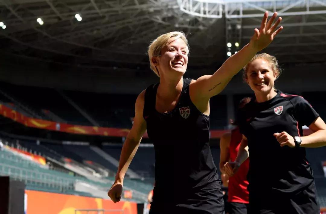 她是最硬核的女足球星，从不避讳性取向，还敢怒怼特朗普