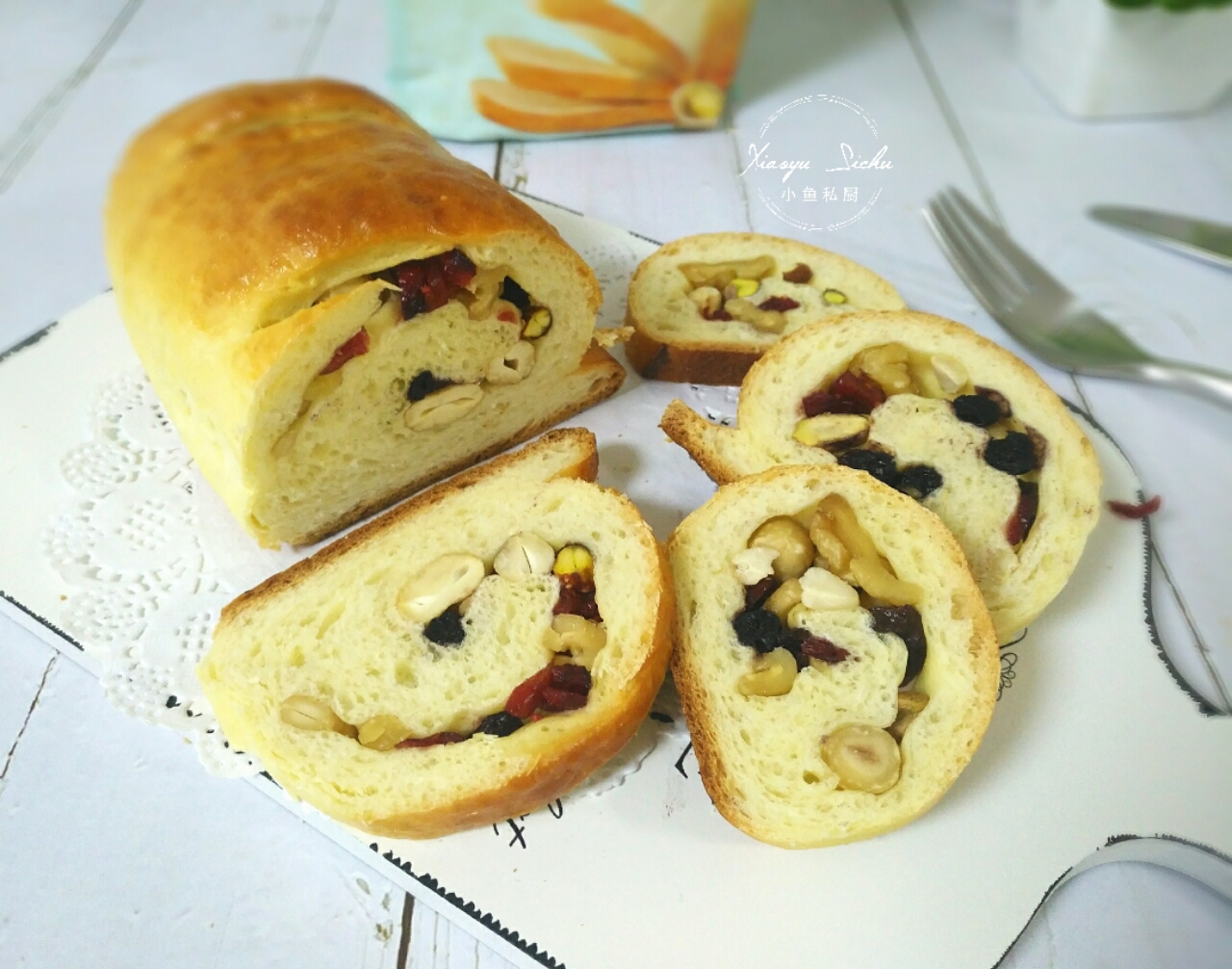 面包这个做法真简单，不用揉出手套膜，满满都是料，咬一口满嘴香