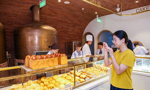 光明鲜奶烘焙,光明乳业开启首家网红烘焙店