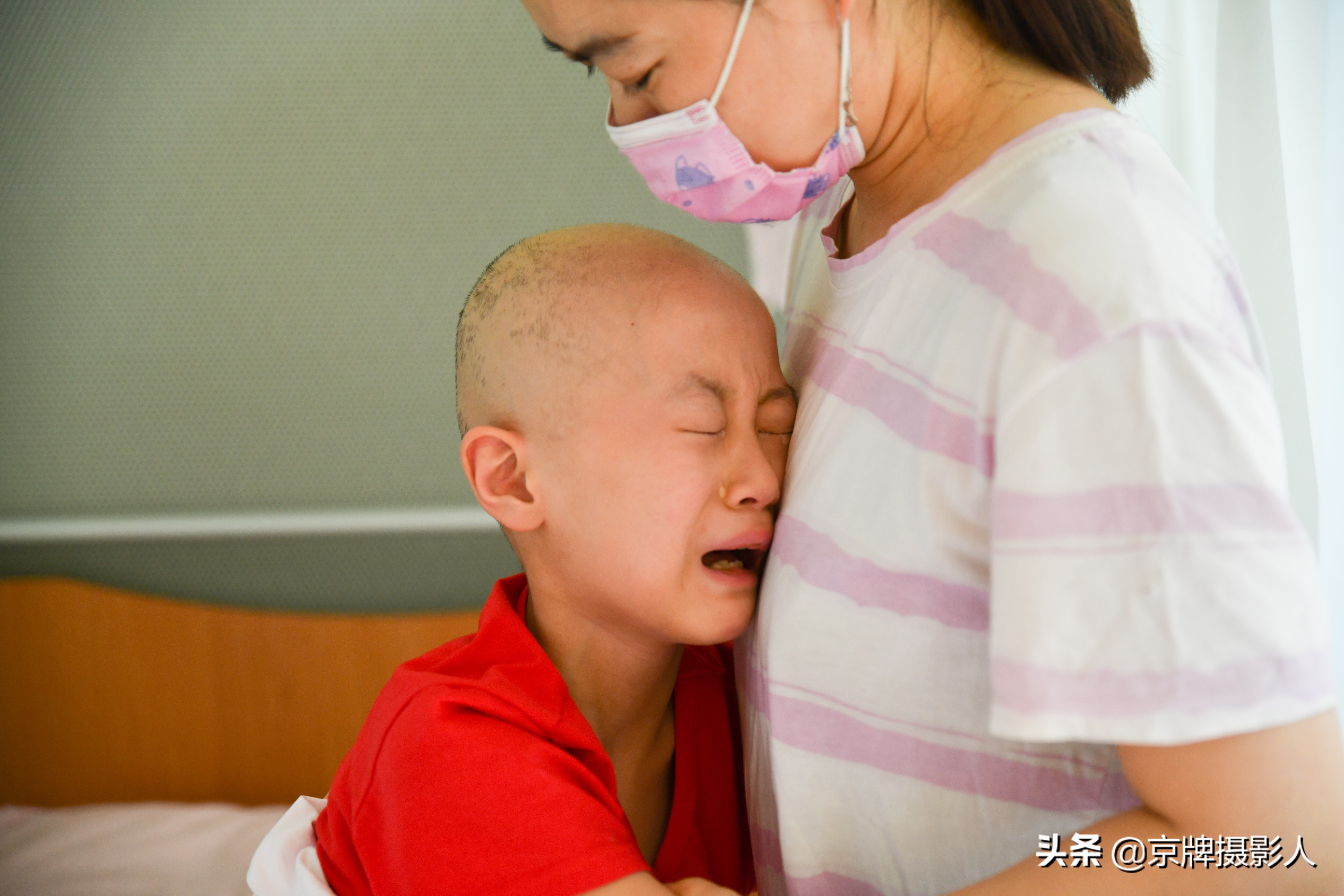 漂亮女孩因一场高烧失去听力,高烧40度女孩后续