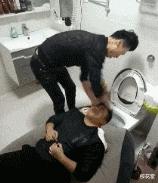 电梯里的妹子通常咋启齿搭讪比力好啊？哈哈