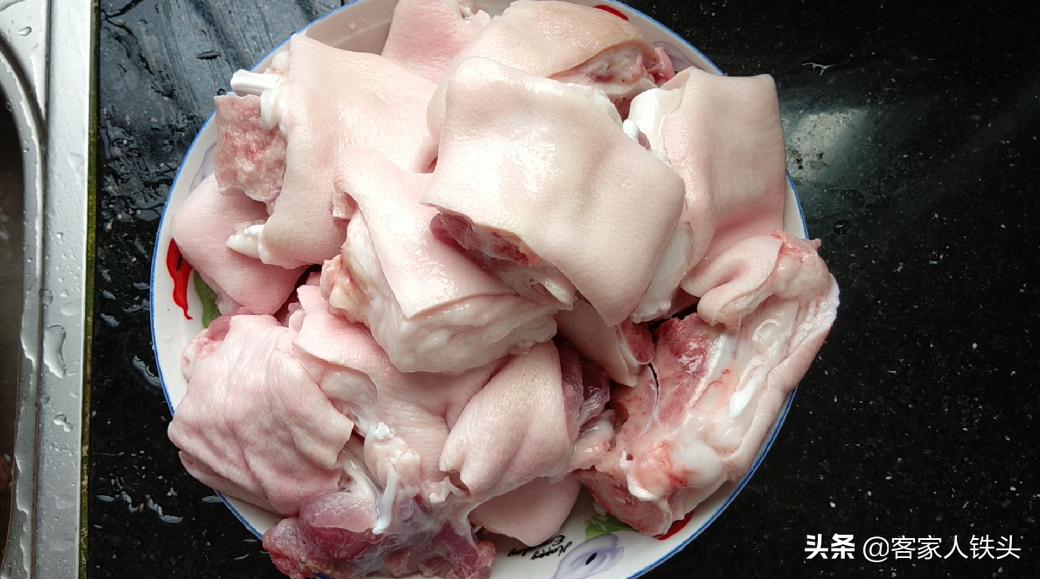 色香味俱全的花生猪脚炖好了,猪脚最好吃的做法要什么调料