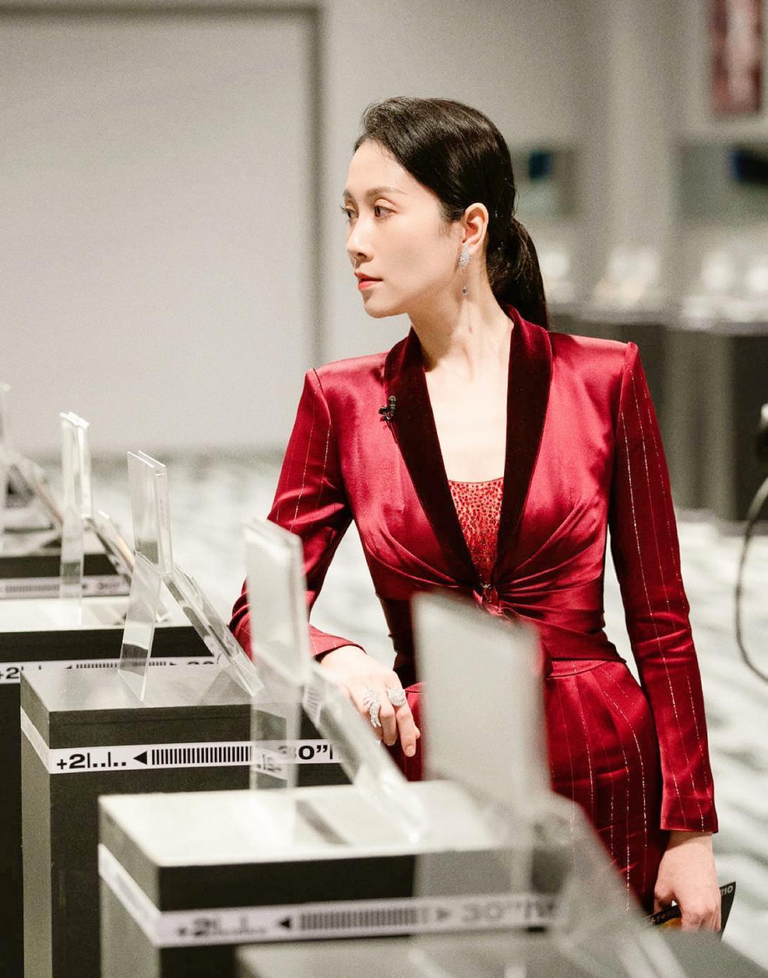 温峥嵘高贵的气质,温峥嵘穿气质登场