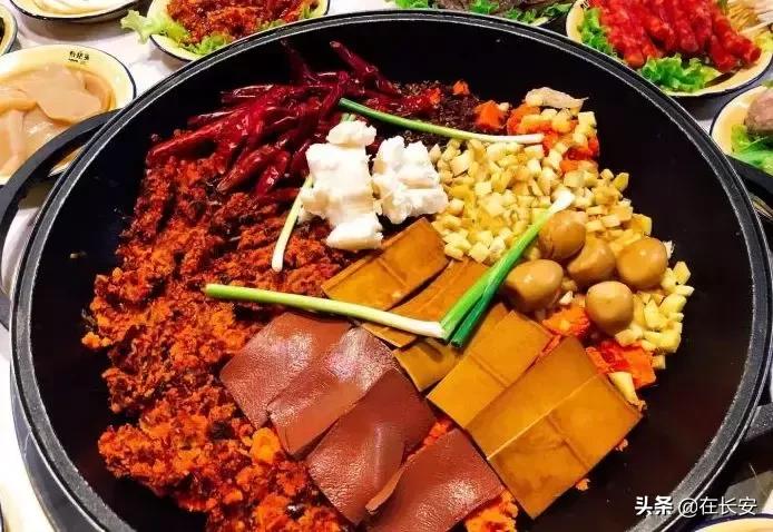 钟楼旁这条890米的老街，藏着一天吃三次都不会腻的馆子！