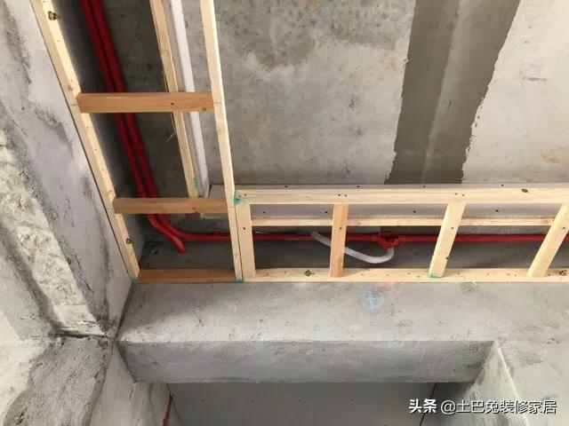 吊顶有一边没有做好,吊顶里边没做好