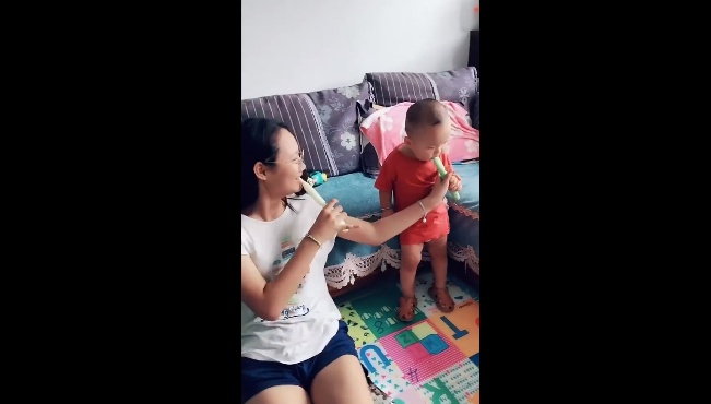 姐姐坑弟弟黄瓜变雪糕,姐姐套路弟弟视频