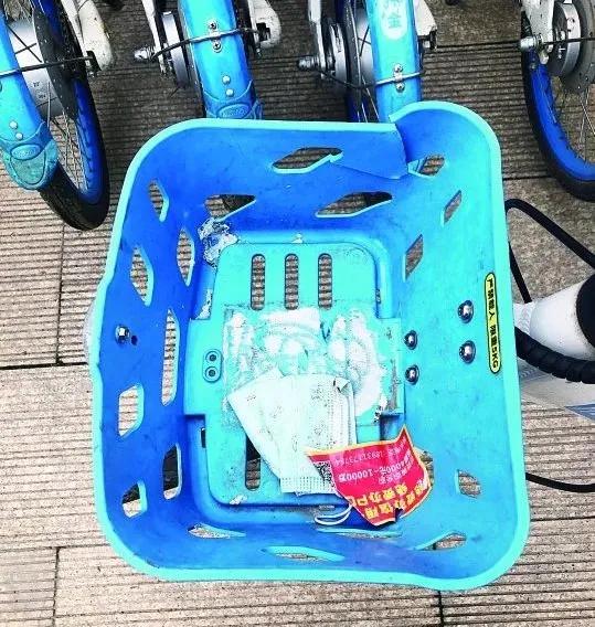 疫情重来，车体脏污、废弃口罩，共享单车卫生让人忧心