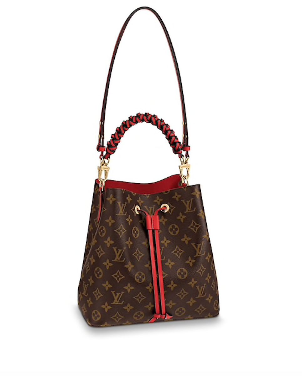 会背水桶包的人,会背奢侈品包包