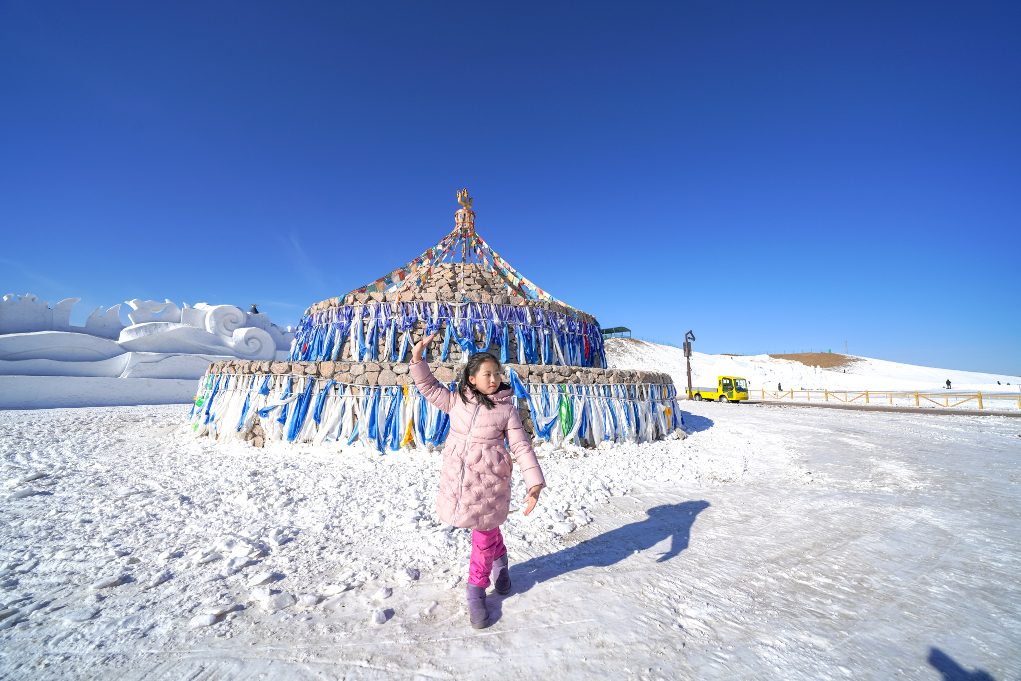 美也声声马鸣，冰雪晶莹！壮哉辽阔草原，新岁康安