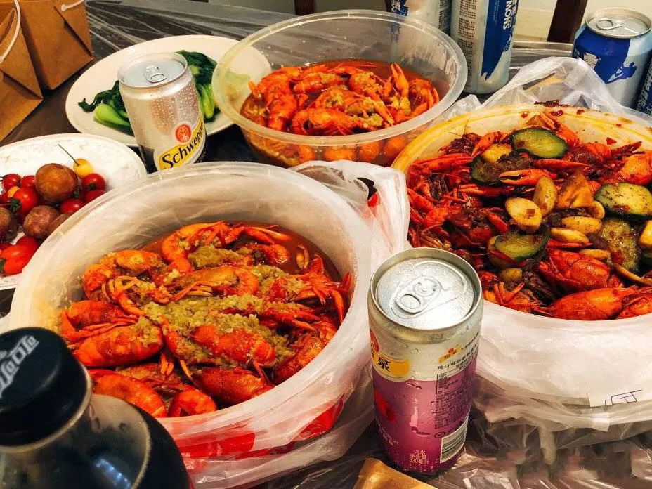 夏天适合出来吃小龙虾喝啤酒,夏天最重要的事喝啤酒吃小龙虾