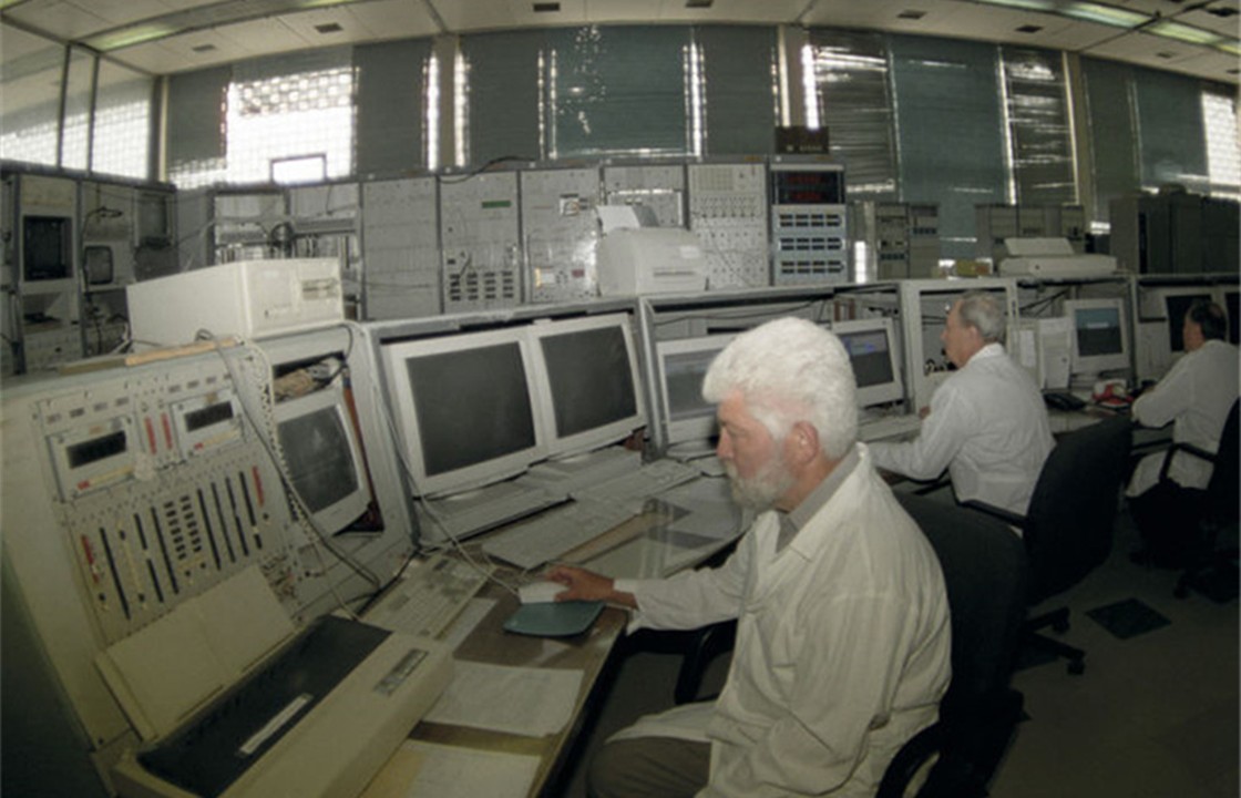 他把头伸进粒子加速器，被接近光速的质子束“轰击”，最后怎样了