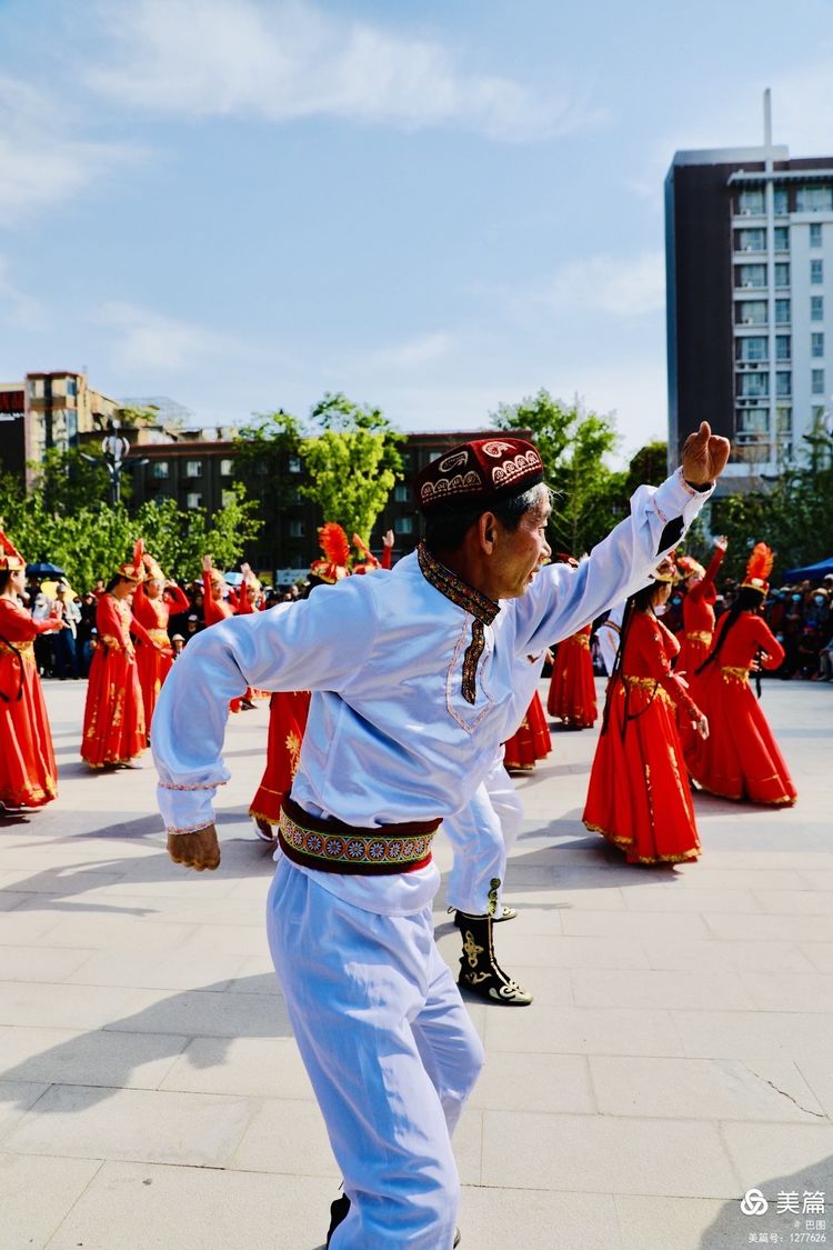 洛阳牡丹广场：*疆新**舞大联欢
