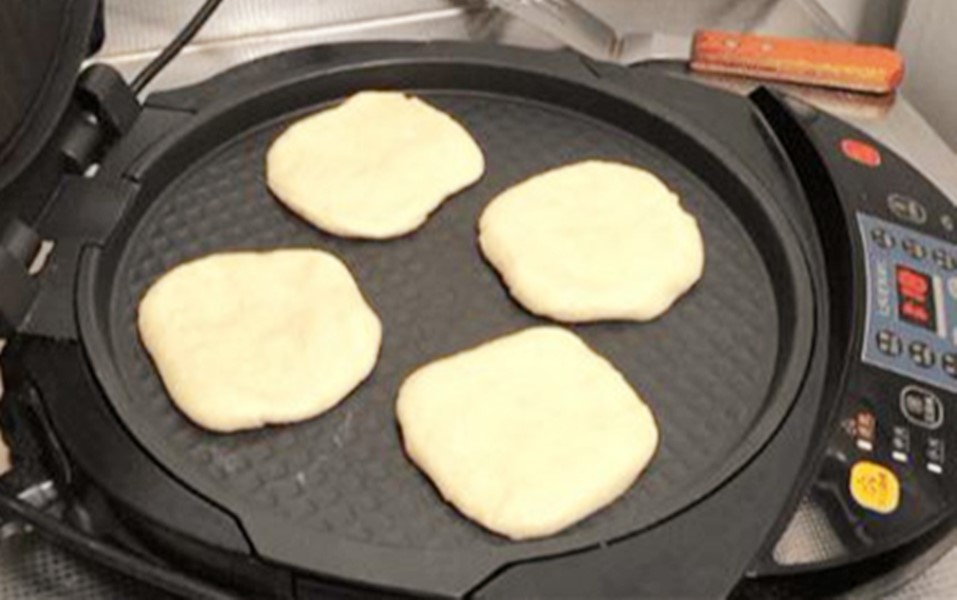 一碗面粉两个鸡蛋香甜又酥脆,面粉鸡蛋简单早餐10分钟搞定