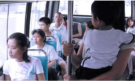 儿子抢鸡排吃,小孩抢鸡排