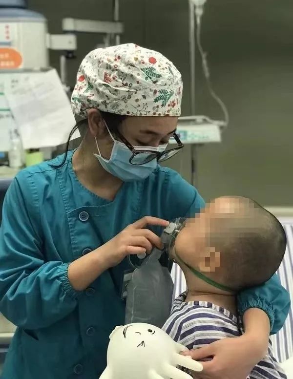 4岁女童掉进泥水坑4分钟后才被家长发现,溺水急救该怎么做?