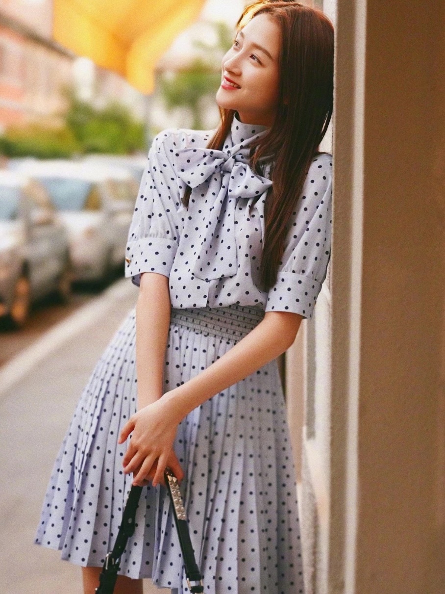 百褶裙搭配羽绒服中长款外套,粉丝色小香风羽绒服搭配百褶裙