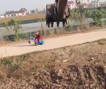 小男孩在工地开挖机,工地小男孩开着挖掘机