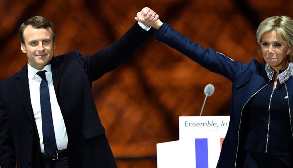 马克龙与69岁布丽吉特,44岁马克龙和69岁布丽吉特同框